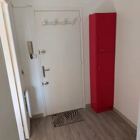 F2 Situe A Les Bains - Boulevard De La Petite Provence *